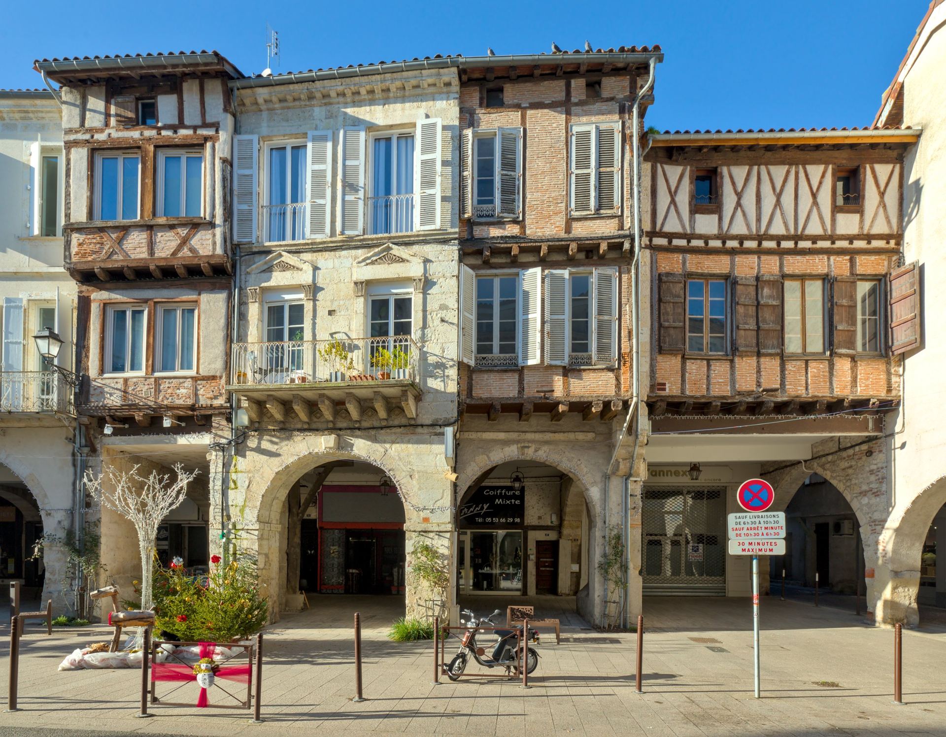 Maisons à colombages et arcades de brique à Agen