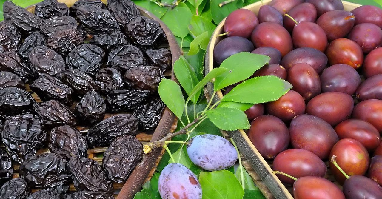 Pruneaux et prunes d'ente dans des paniers